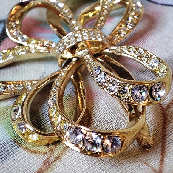 KJL for Avon Kenneth J Lane Vintage Gold Tone Huge Bow Ribbon Rhinestone Brooch - Picture 9 of 11